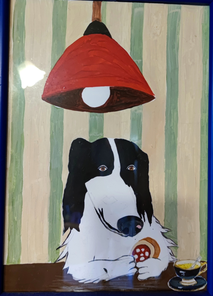 Тишка ест бутерброд