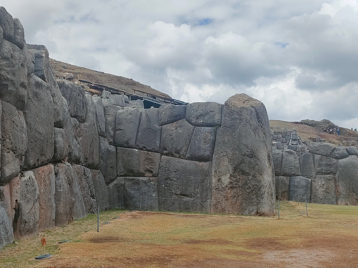 Огромные каменные блоки крепости Саксайуаман
