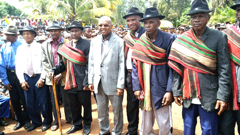 Группа  пожилых  мужчин-зафисоро