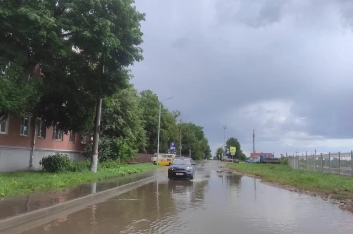    В Туле на улице Приупской в Криволучье откачивают воду мотопомпами