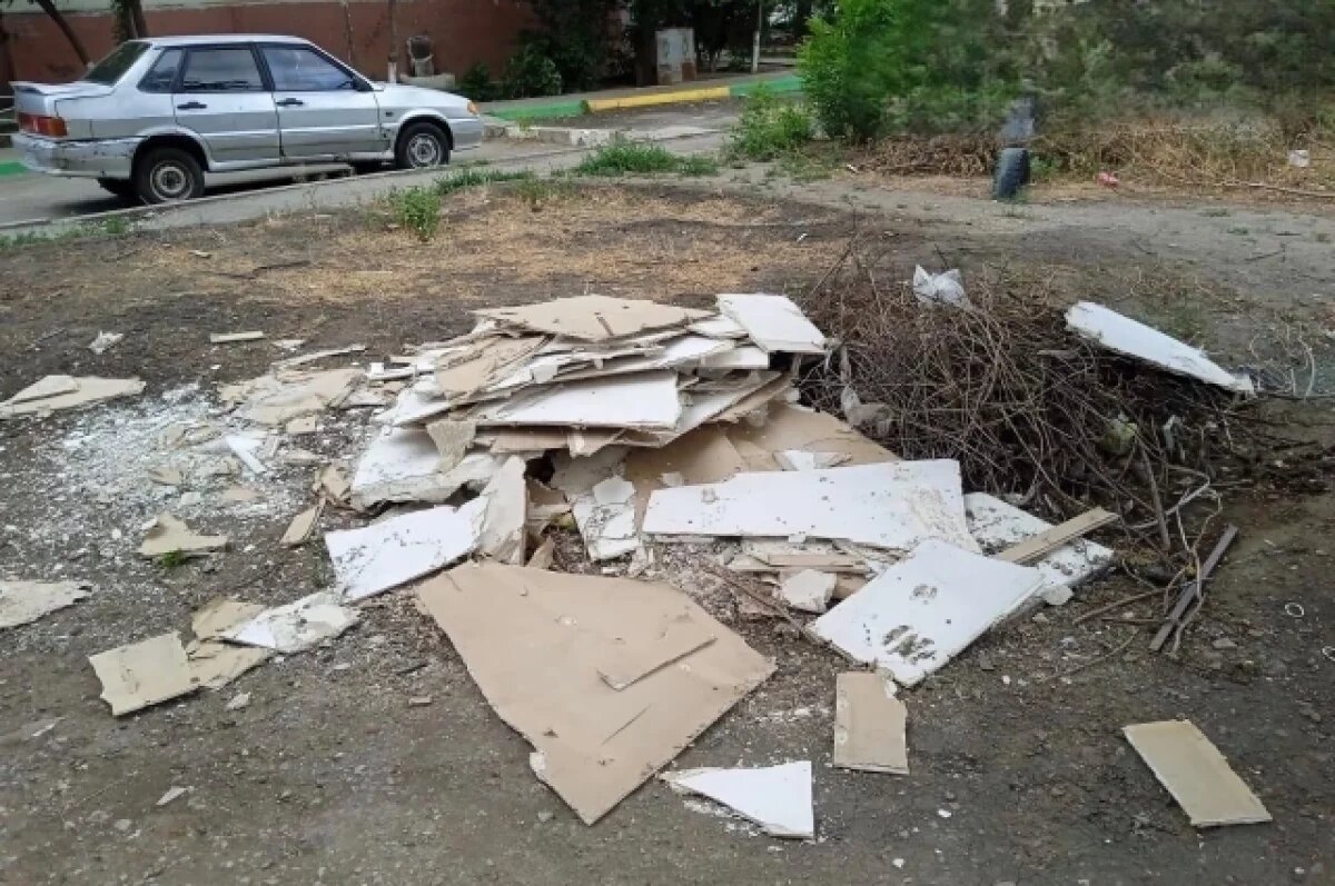    Ремонт себе — свалка всем? Астраханцы жалуются на строймусор во дворе