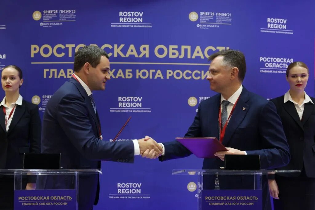 Юрий Слюсарь подписал соглашение с гендиректором «ССК» Александром Мелишевым. // Фото: donland.ru