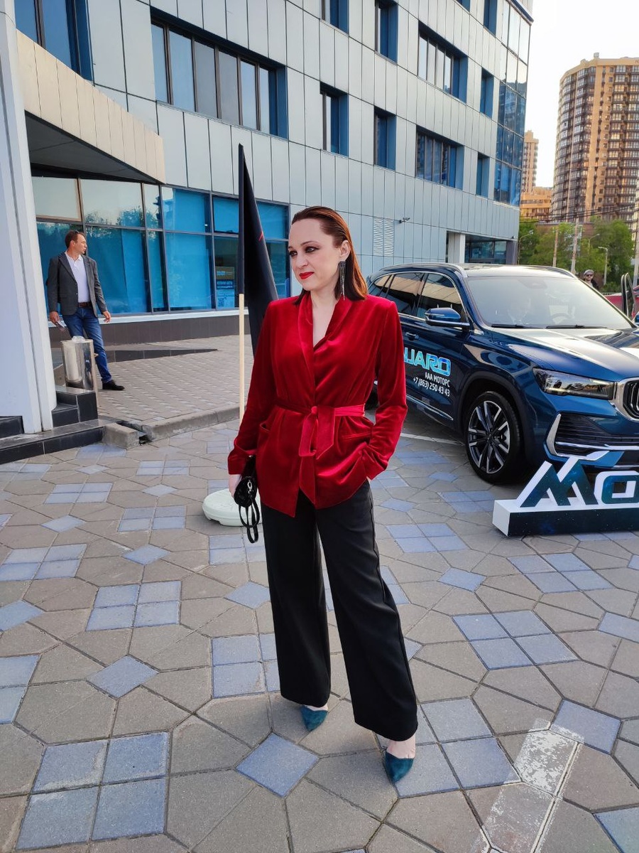 Ну красота же . Пиджак куплен на Авито. Туфли натуральная замша из секонда. 