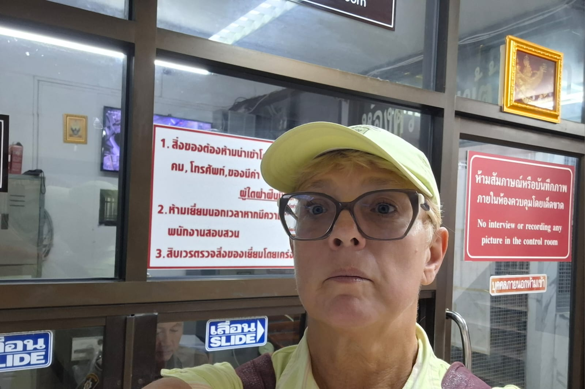 С разрешения офицера делаю селфи у обезьянника в центральном участке полиции на втором этаже. 