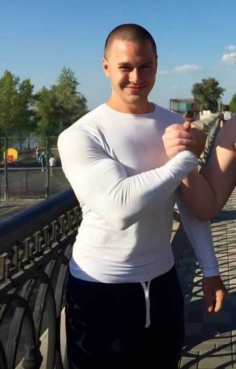 Выглядел спортивно и молодо. Занимался спортом. 