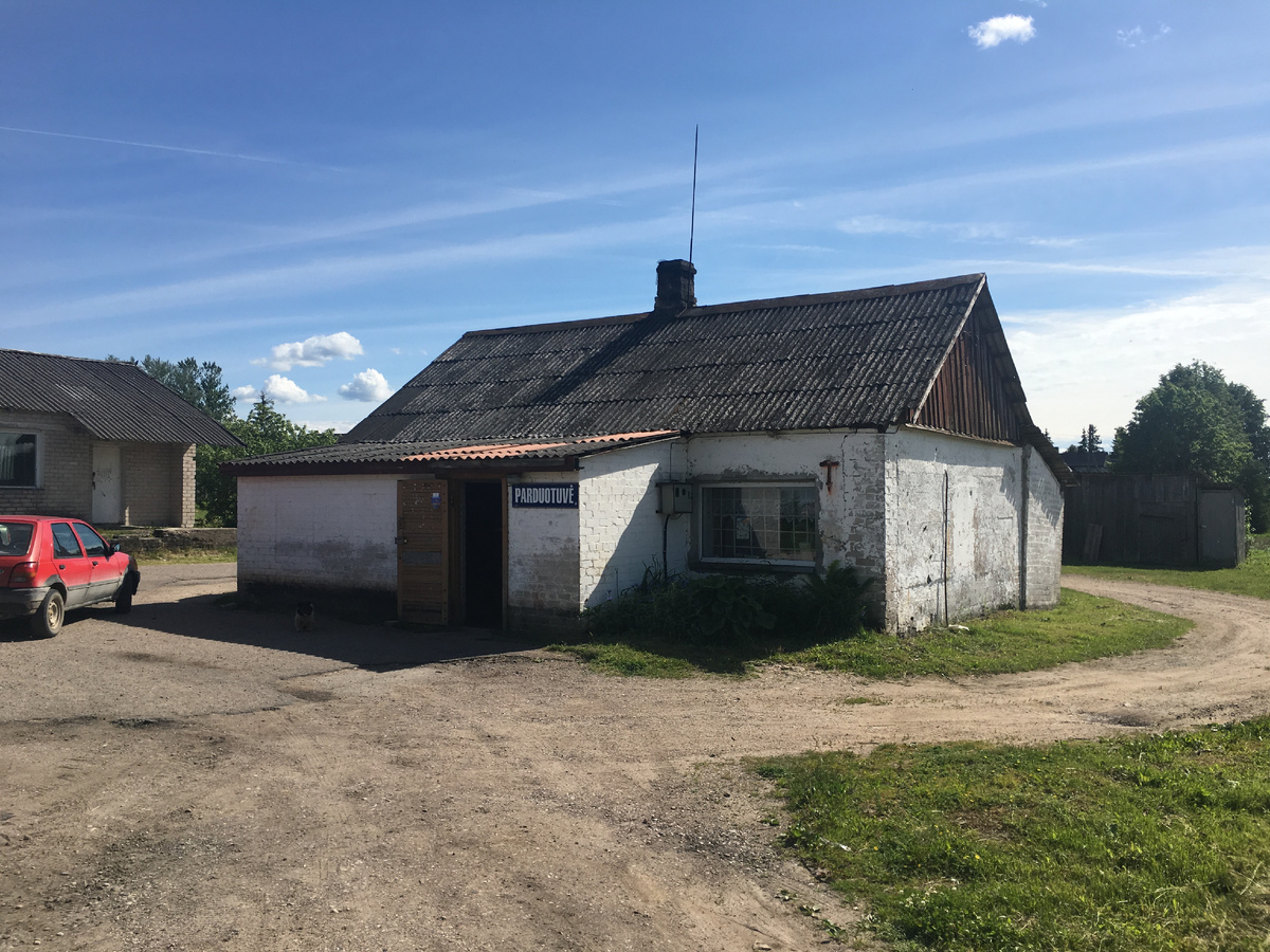Парень, который дружил со школьниками, признался, что купил им алкоголь в местном магазине. Фото: Владимир Ворсобин.