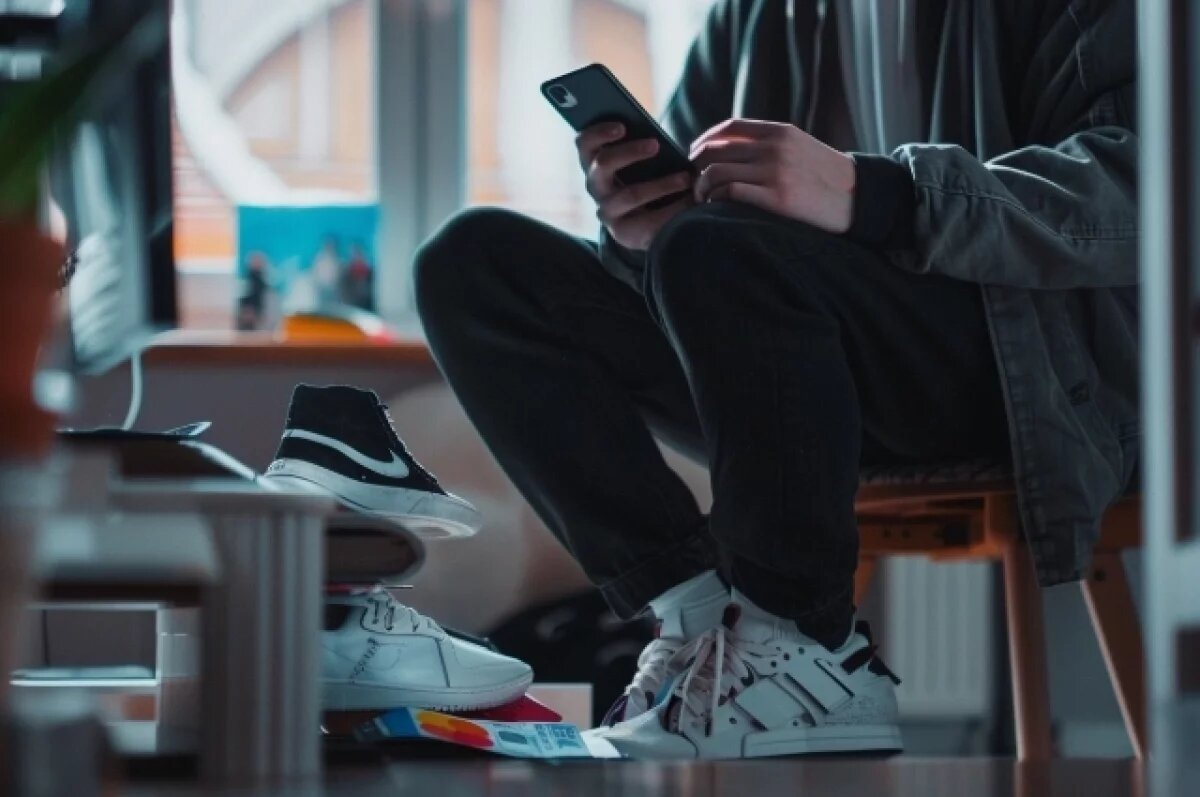    В Омске ищут мужчину в тёмной одежде и белых кроссовках