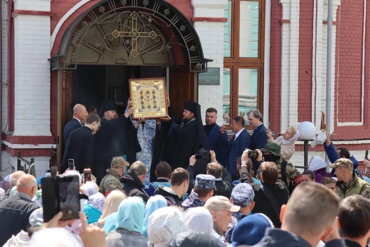    Чудотворную икону Божией Матери доставили из Курска в Коренную пустынь