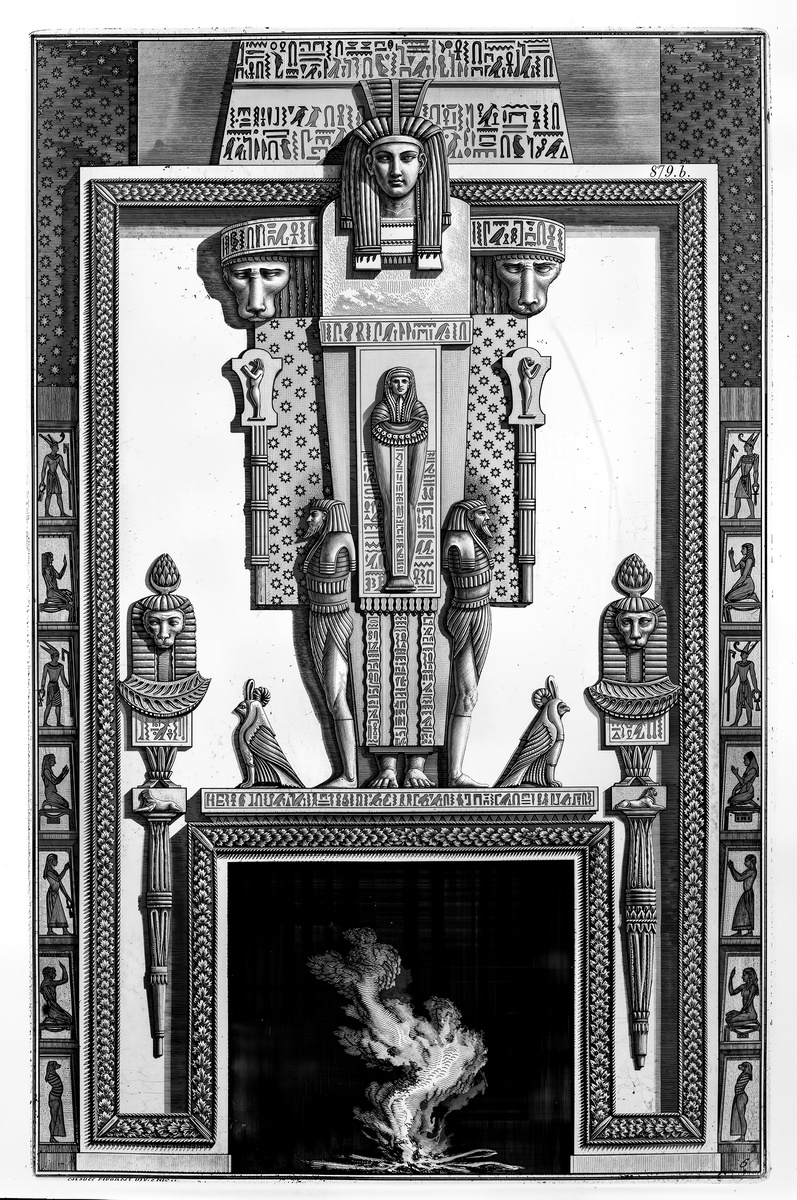 Камин в египетском стиле, увенчанный большой кариятой, среди различных декоративных элементов.