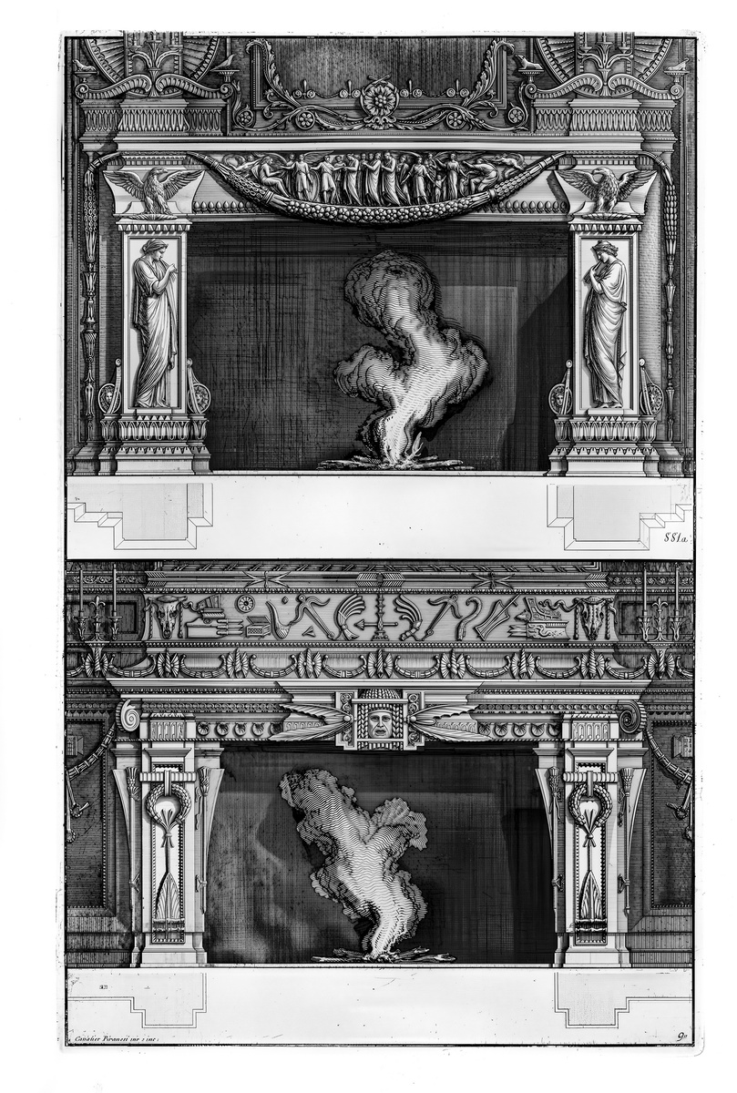 Два камина один над другим: верхний — с двумя музыкантшами по бокам, а в фризе множество фигур, окружённых гирляндой между двумя орлами; нижний — с трагическим маскароном.