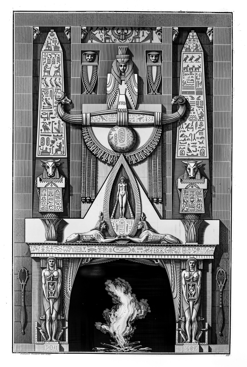 Камин в египетском стиле; на поверхности между двумя обелисками и множеством декоративных элементов — две сидящие сфинкса, и между ними — обнажённая стоящая фигурка.