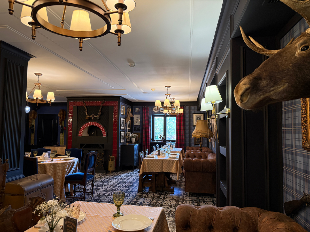 Интерьер ресторана "Дворянское гнездо". Фото мои.