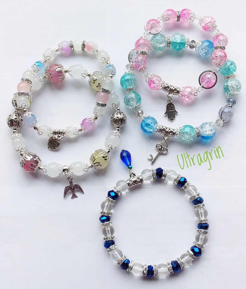 Браслеты из стеклянных бусин.