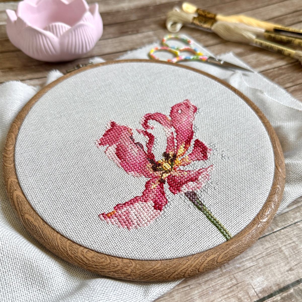 Процесс вышивки Тюльпана "Вечная красота"