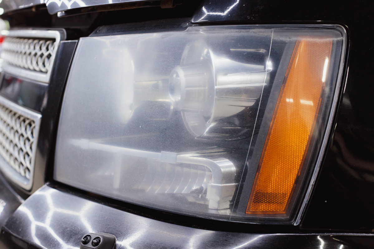 Источник фото: https://custom-heroes.ru/raboty/vid-uslugi/avtosvet/zamena-linz/modernizaciya-far-chevrolet-tahoe-nakonec-to-dostoynyy-svet/