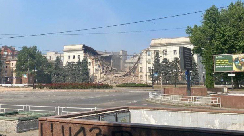 Напомним, по зданию бывшей Херсонской ОВА нанесли несколько ударов: сначала три ФАБ-500, затем более мощный авиаудар с применением ФАБ-1500.  Фасад оказался разрушен, по заявлениям украинской стороны – здание полностью уничтожено.   
 
 Местные жители и участники подполья говорят, что до последнего времени здание пустовало, но в последние месяцы туда зачастили «люди в форме» с техникой. Предположительно, именно тогда здание вновь начали использовать как военный объект.   
 
 Ликвидация 500 боевиков ВСУ 
 
 Формирования ВСУ продолжают нести ощутимые потери в зоне ответственности группировки войск «Днепр». Как сообщили в Минобороны, за последнюю неделю нанесено поражение сразу по нескольким направлениям: под огнём оказались части четырёх механизированных и горно-штурмовой бригад ВСУ, а также три бригады береговой обороны и четыре подразделения территориальной обороны.   
 
 По данным военных, противник потерял более 470 человек личного состава. Также уничтожены боевая бронированная машина, 54 военных автомобиля, три артиллерийских орудия, 15 единиц радиоэлектронной и контрбатарейной техники. Кроме того, точечными ударами ликвидированы 15 складов с боеприпасами, топливом и техникой.   
 
 Удары по позициям ВСУ наносятся регулярно – целью является подрыв логистики, ослабление командных пунктов и лишение противника технических ресурсов.   
 
 Также в Сеть попали кадры, как артиллеристы Херсонского направления нанесли удар по украинским позициям, уничтожив наблюдательный пост ВСУ на правом берегу Днепра. Удар был выполнен с максимальной дальности, быстро и точно.  
 
 
 Не забывайте подписываться на наш телеграмм-канал «Блокнот Херсон»📷
