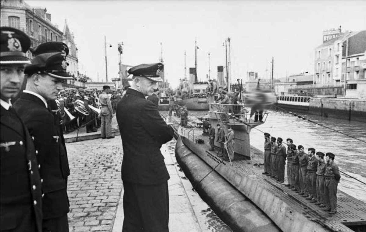 Адмирал Карл Дёниц осматривает базу подводных лодок в Сен-Назере во Франции, июнь 1941 г.