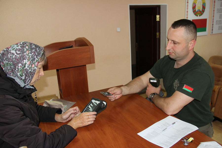     Подписка на районную газету "Слава працы" прошла в Копыльском РОВД