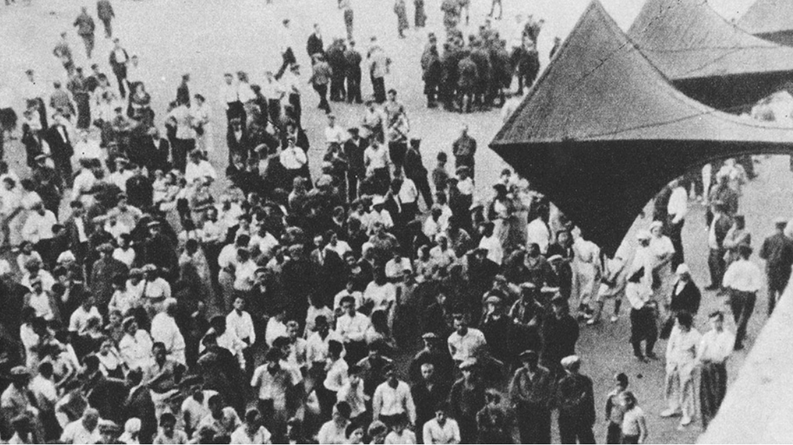 Жители одного из городов СССР слушают сообщение об объявлении войны 22 июня 1941 года
Wikimedia Commons