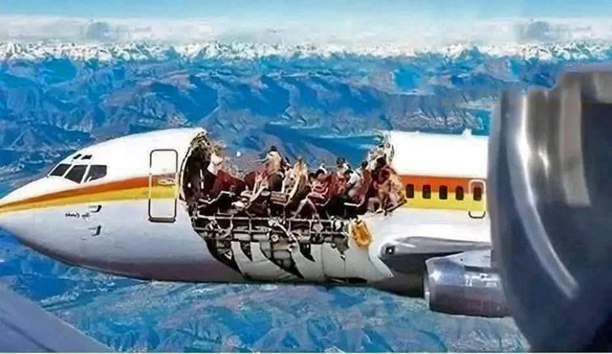 У Boeing 737 авиакомпании Aloha Airlines внезапно сорвало значительную часть верхней обшивки фюзеляжа. 