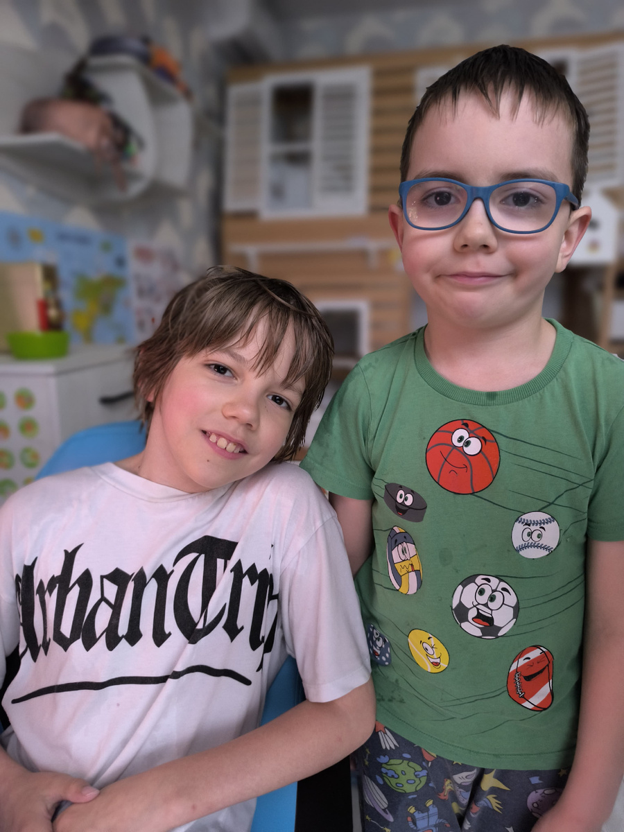 Дети гуляли под дождем, и Костя не пускал Мишу в дом. Эмоции присутствуют на лице.