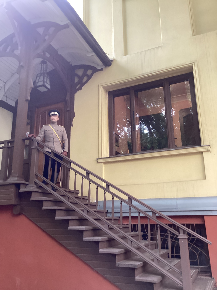 Наш экскурсовод в ожидании начала путешествия. Фото автора.