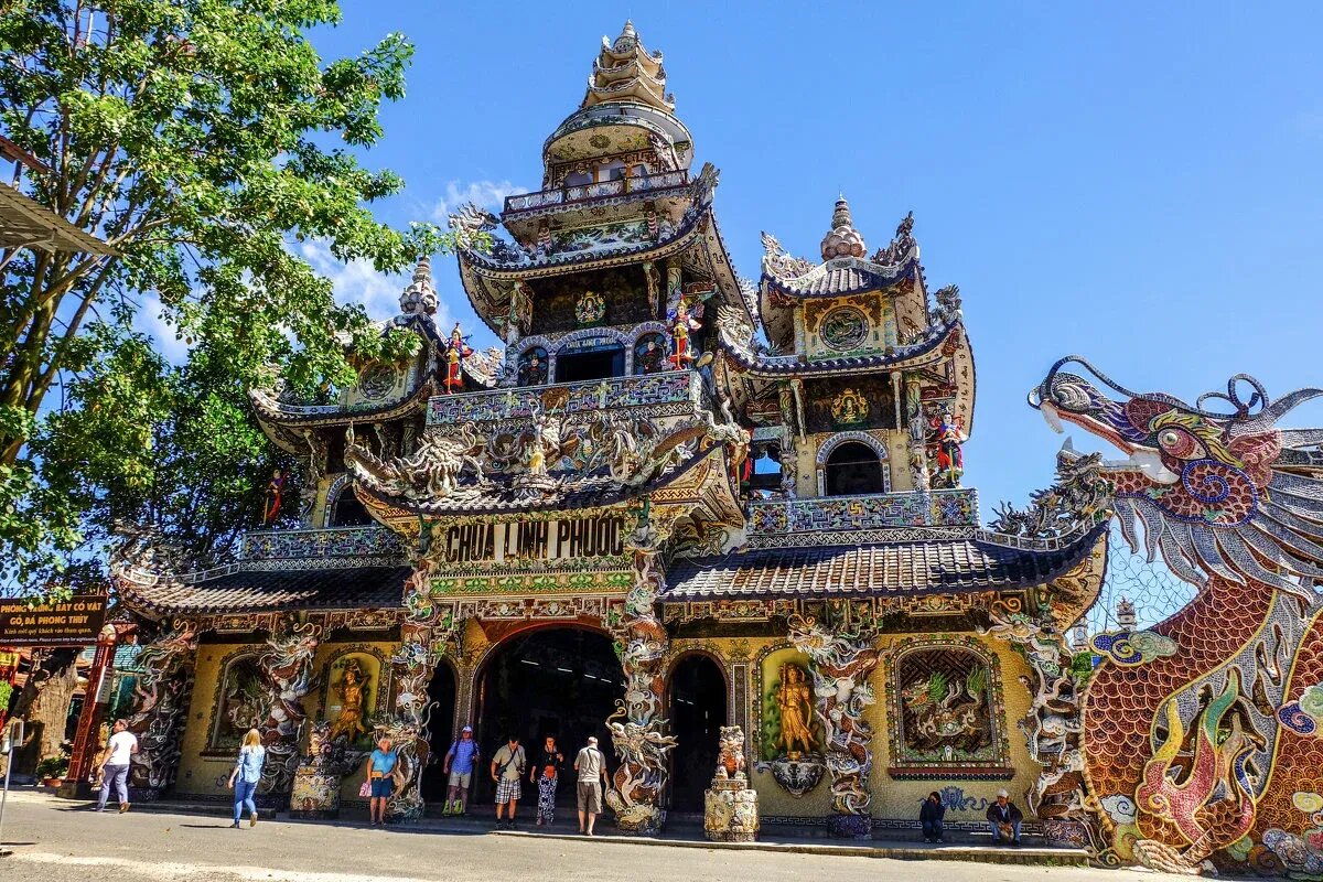 Linh Phuoc Pagoda (Линь Фуок) — буддийский храм во Вьетнаме, расположенный в городе Далат, в районе Трай Мат. 
