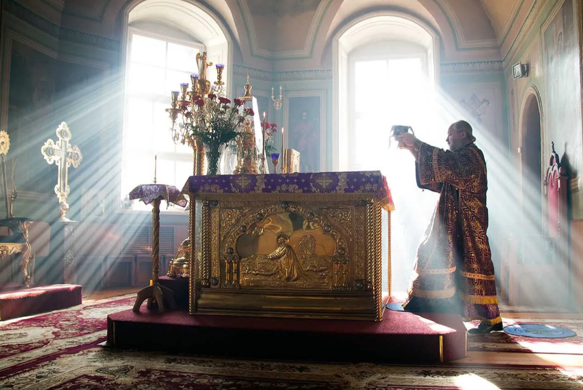 Возглас "Святая святым" произносится после причащения самого священника и означает, что теперь таинственную трапезу предстоит вынести "святым", т.е. верующим христианам