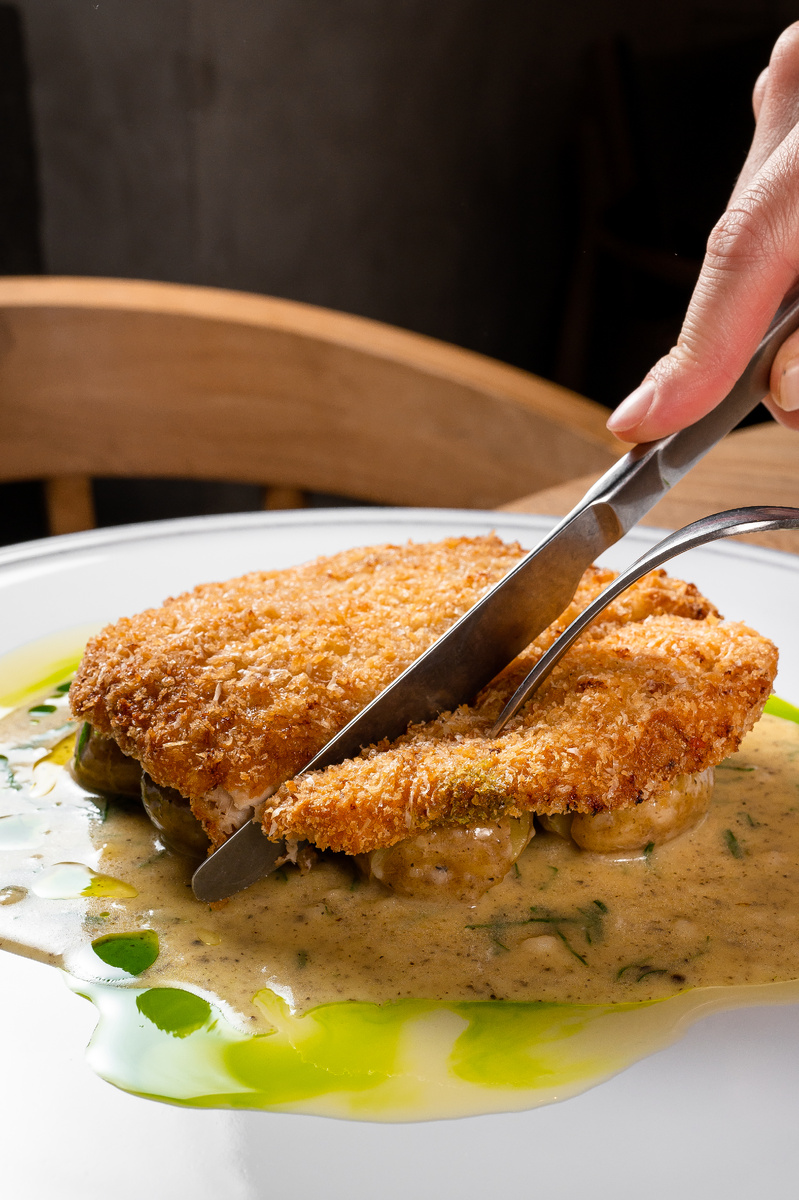 Шницеля с мятым картофелем и трюфельным соусом в ресторане «Цыпочка»