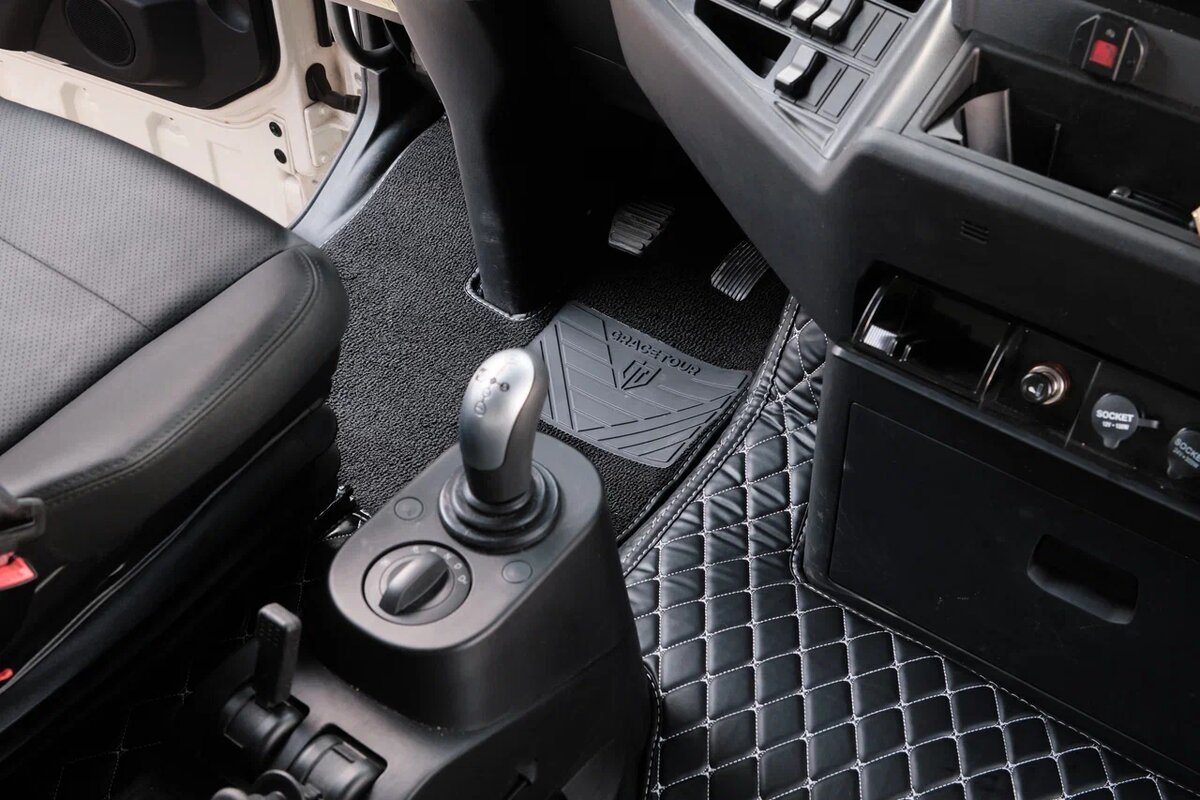 Экокожа с ворсовой накладкой в кабине самосвала