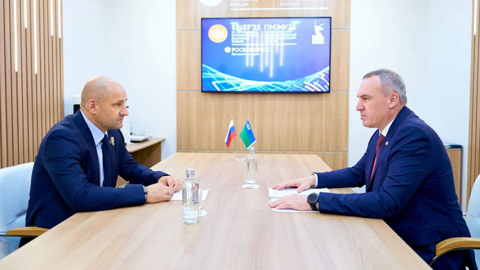 На фото слева Артем Жога, справа Руслан Кухарук.📷Фото: Пресс-служба полпредства УрФО