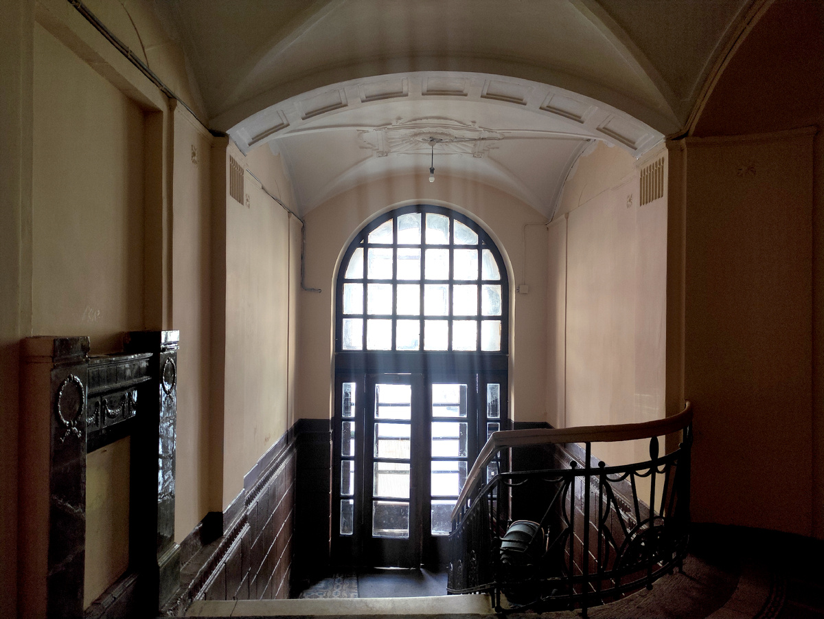 Парадная, 1 этаж. Фото автора статьи.