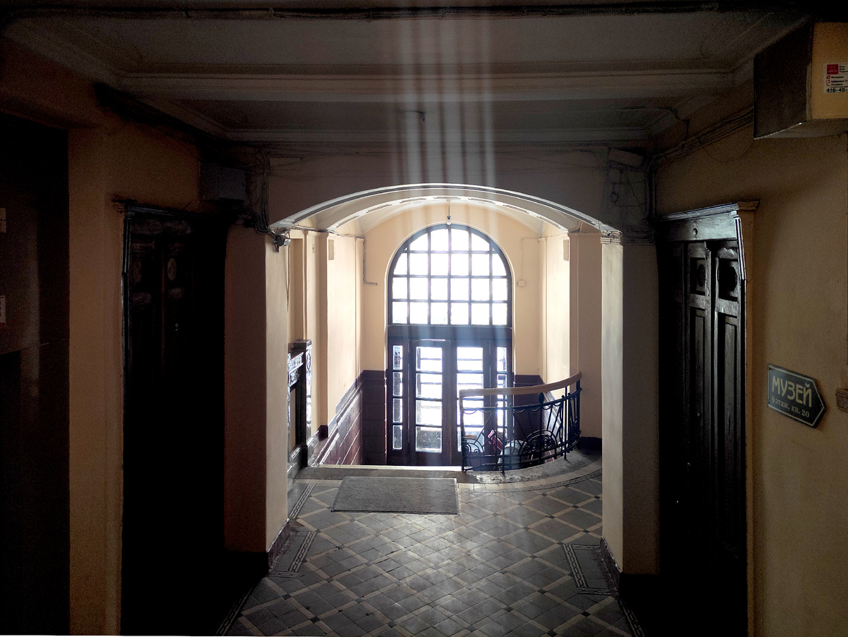 Парадная, 1 этаж. Фото автора статьи.