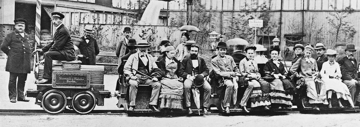 Маленький электровоз и три открытых вагончика вместимостью по шесть человек.