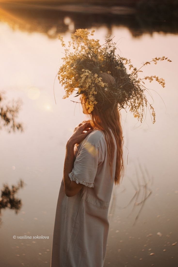 С древнейших времён этот день считался поворотным: люди собирались у огня, благодарили солнце, проводили обряды очищения и загадывали желания.