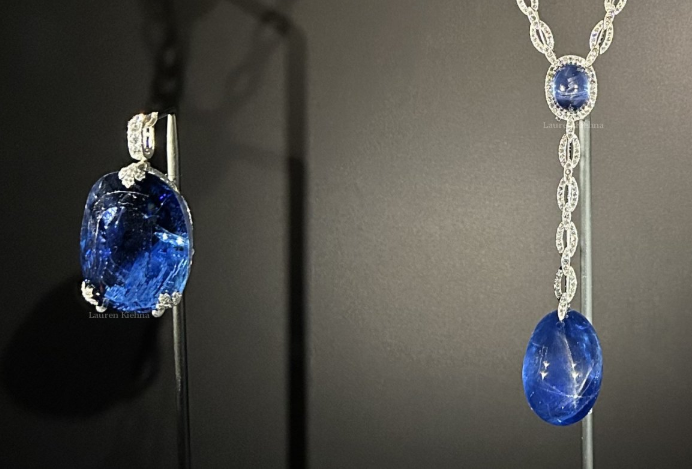 Русские сапфиры на выставке Cartier 2025 в Лондоне