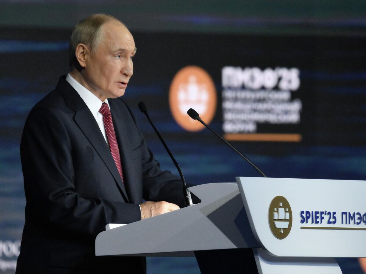    Президент РФ Владимир Путин на пленарном заседании XXVIII Петербургского международного экономического форума© РИА Новости / Григорий Сысоев