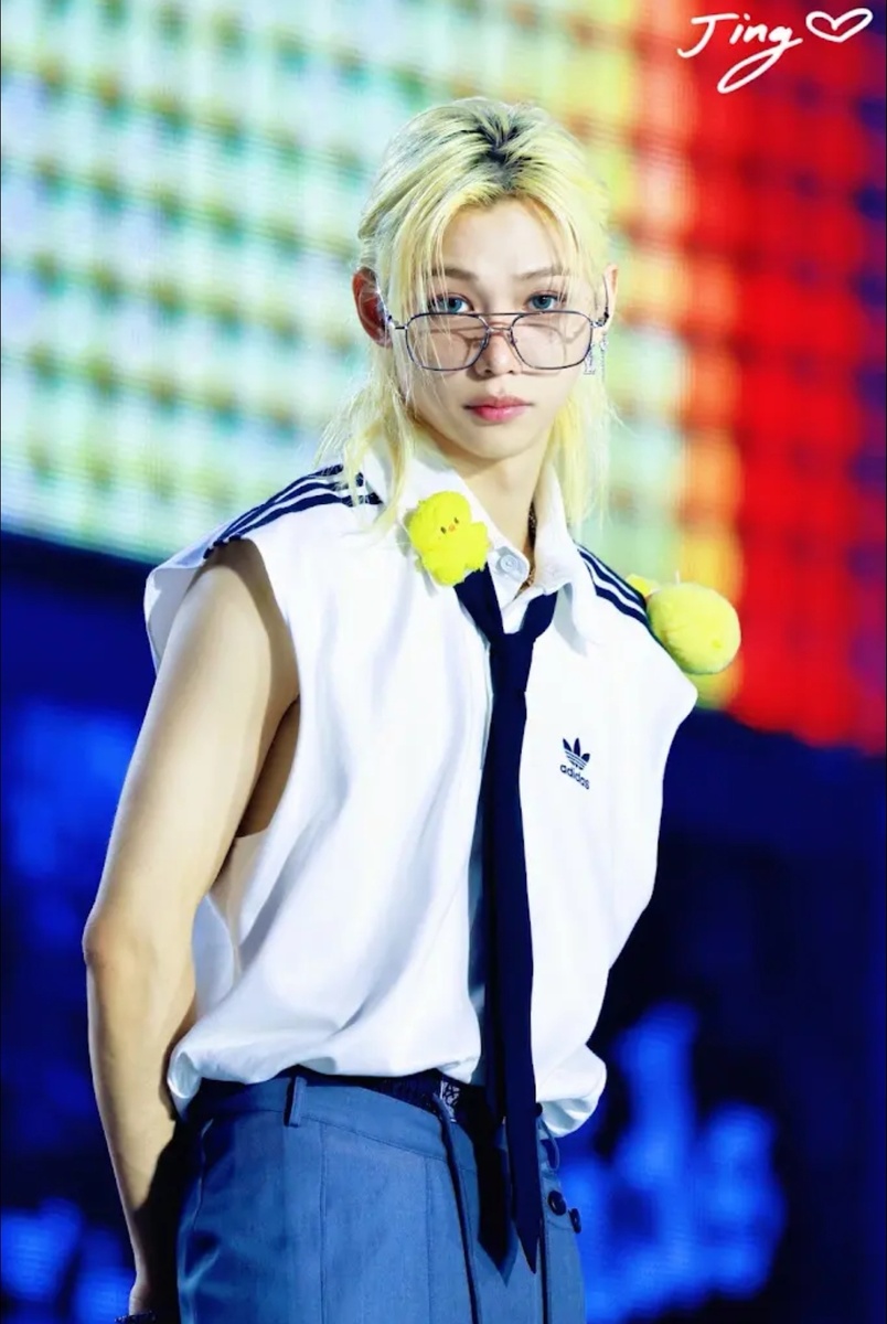 Идеально! Мой макияж на сегодня! А Ли Феликс из Stray Kids скоп... то есть, вдохновился один в один моим цветом глаз! 