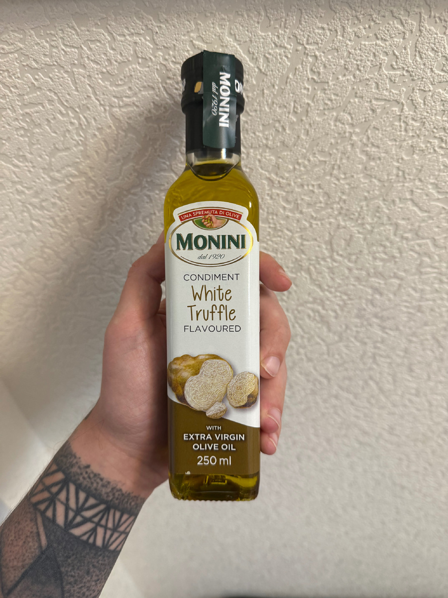 Трюфельное масло не содержит настоящих трюфелей, а его аромат создаётся за счёт добавления искусственного трюфельного ароматизатора или небольшого количества экстракта белых или чёрных трюфелей.