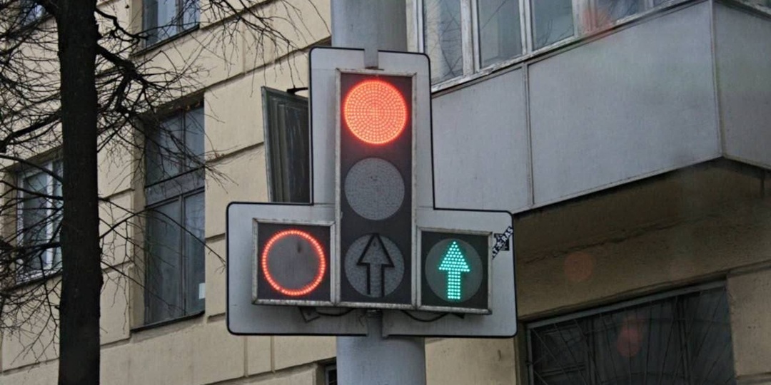 Красный свет, но еду прямо: как проезжать светофор со стрелкой прямо, который ставит водителей в тупик