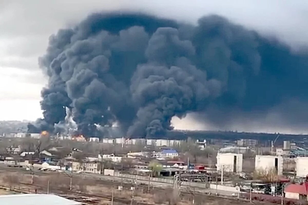    Наши ударные дроны прилетели в Овидиополь, над местом попадания стоит густой черный дым.