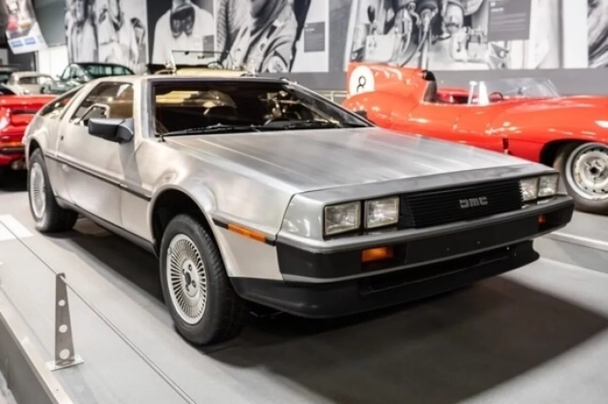    В Петербурге заметили автомобиль DeLorean DMC-12 из «Назад в будущее»