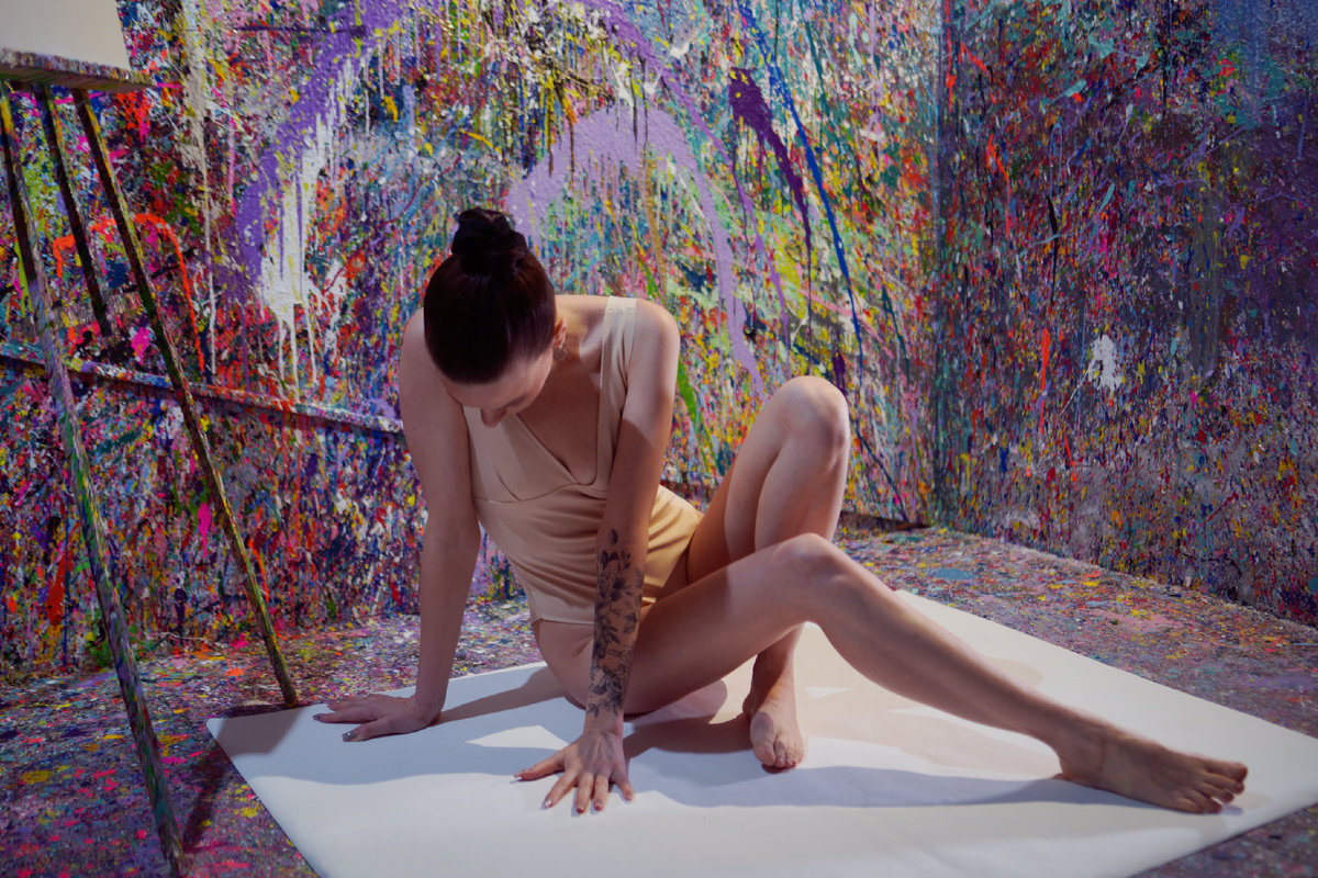 арт-терапия — «искусство» + терапия — направление в психотерапии и психологической коррекции, основанное на применении для терапии искусства и творчества. В узком смысле слова под арт-терапией обычно подразумевается терапия изобразительным творчеством, имеющая целью воздействие на психоэмоциональное состояние пациента