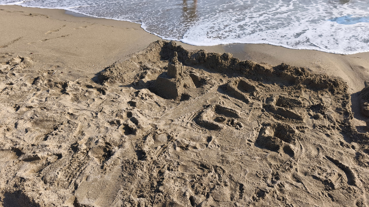 Дети построили песочный город.