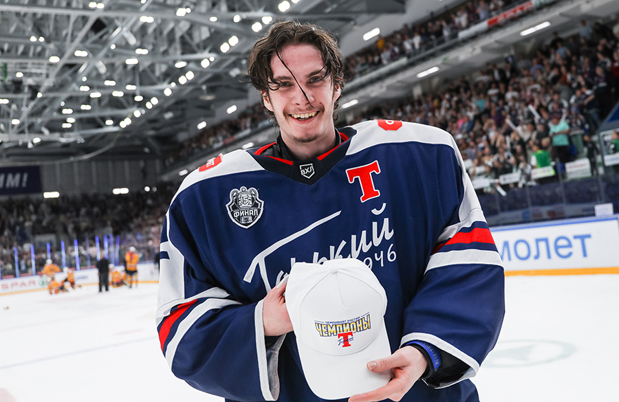    Дмитрий Дагестанский познал счастье чемпионства и в молодёжном, и во взрослом хоккее