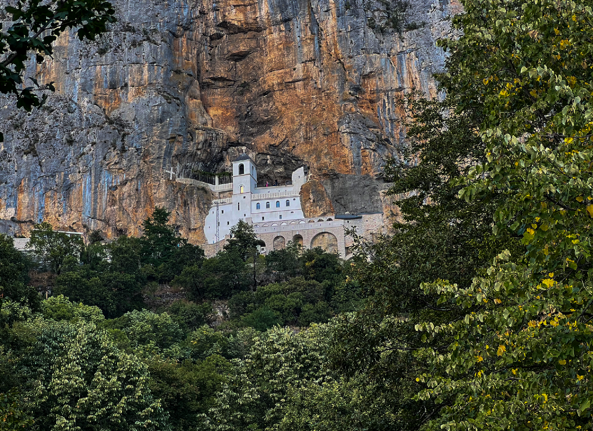 Монастырь вырезан в вертикальной скале Острожской горы, на высоте около 900 метров над уровнем моря.
