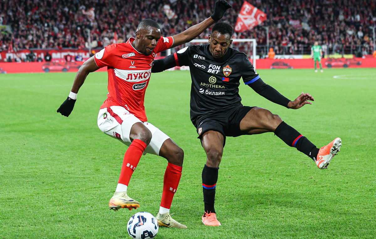    Полузащитник "Спартака" Кристофер Мартинс и защитник ЦСКА Мойзес  Софья Сандурская/ТАСС