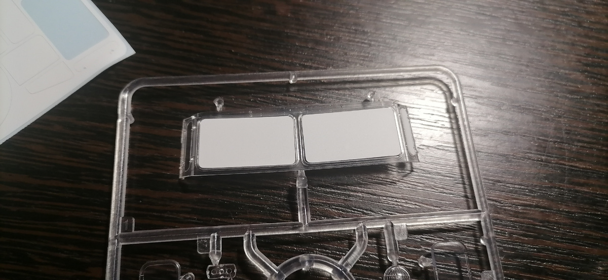 Первые маски наклеены