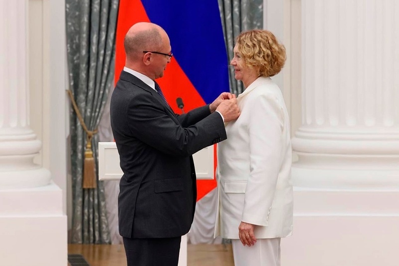    Первый замруководителя администрации президента Сергей Кириенко вручил Ирине Филимоновой награду "Заслуженный деятель искусств".