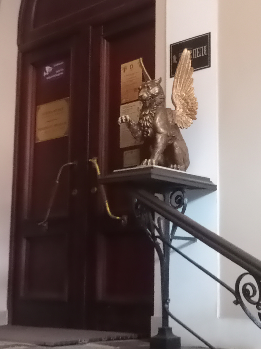 В парадной клиники 